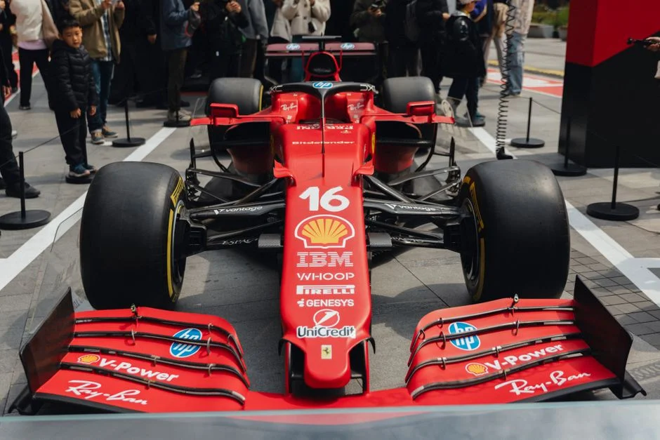 Charles Leclerc gana el GP de Gran Bretaña tras falla tardía de Antonelli — Futbol