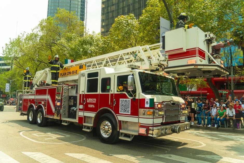 Policías de CDMX lanzan gas contra maestros a 10 días del Mundial — Atletismo