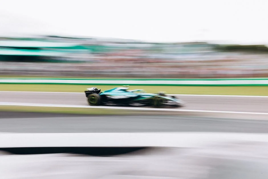 Russell Se Adjudica Pole Controvertida Tras Accidente de Verstappen en Austria — Futbol